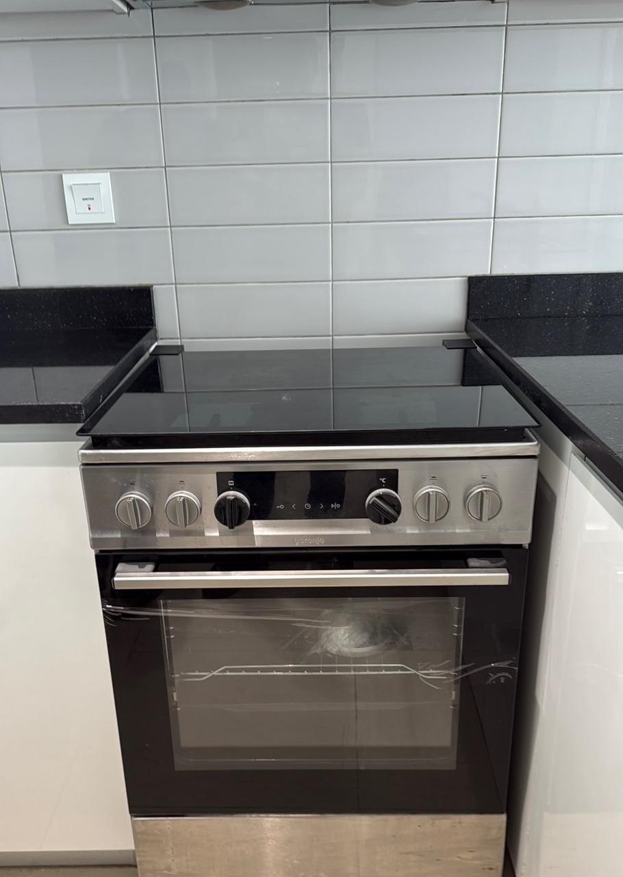 Electric cooker with ceramic hob attended on a UAE service call