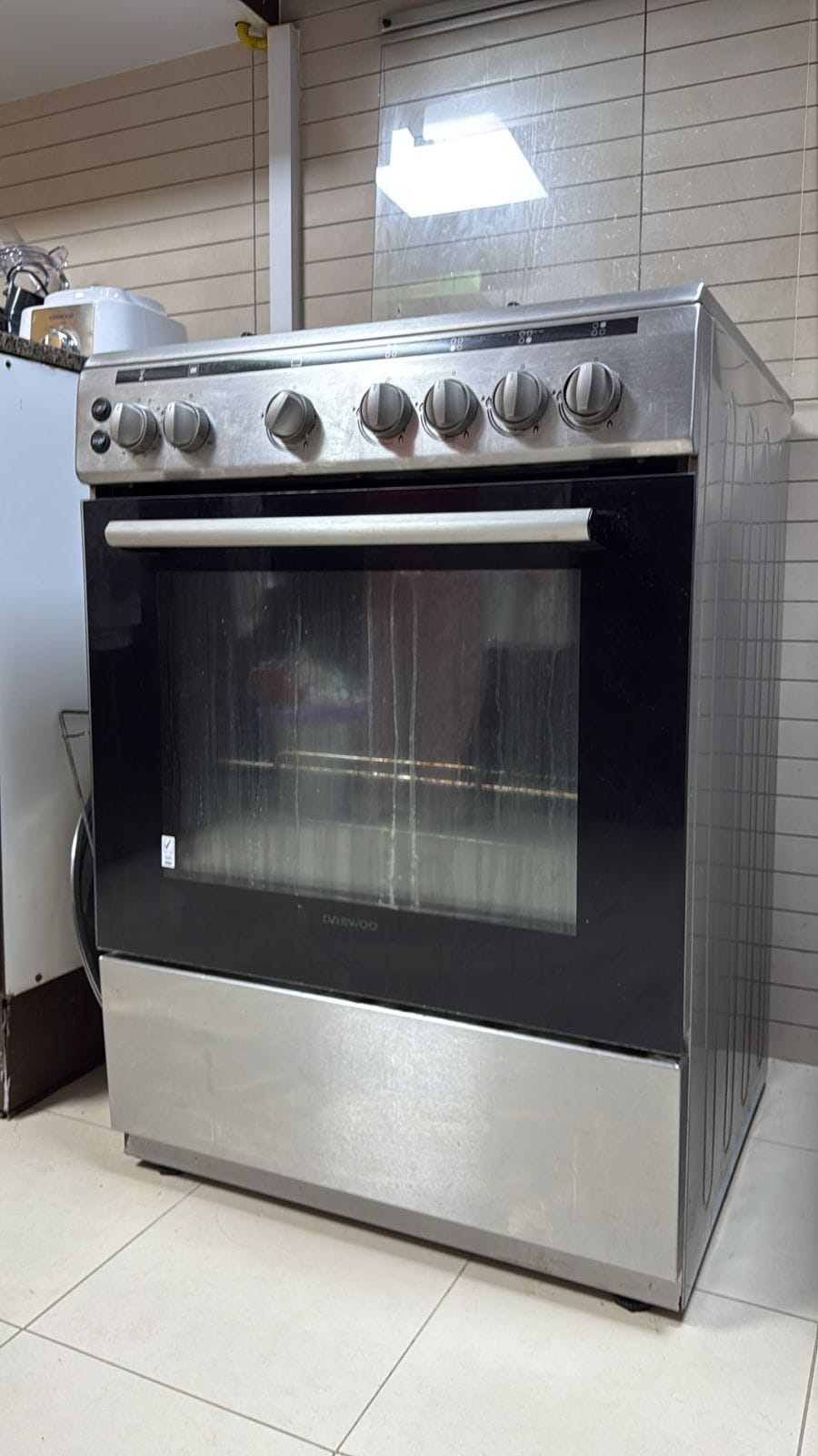 Free-standing electric cooking range attended on a UAE service call